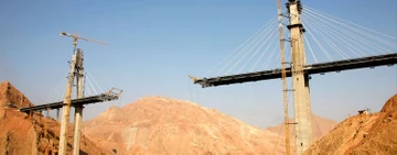جسر لالي المصنوع من الکبلات المعدنیة